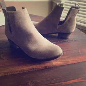 Breckelle’s taupe booties